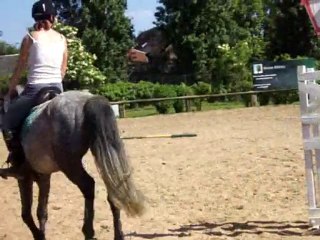 ma fille en saut d'obstacle!!!!