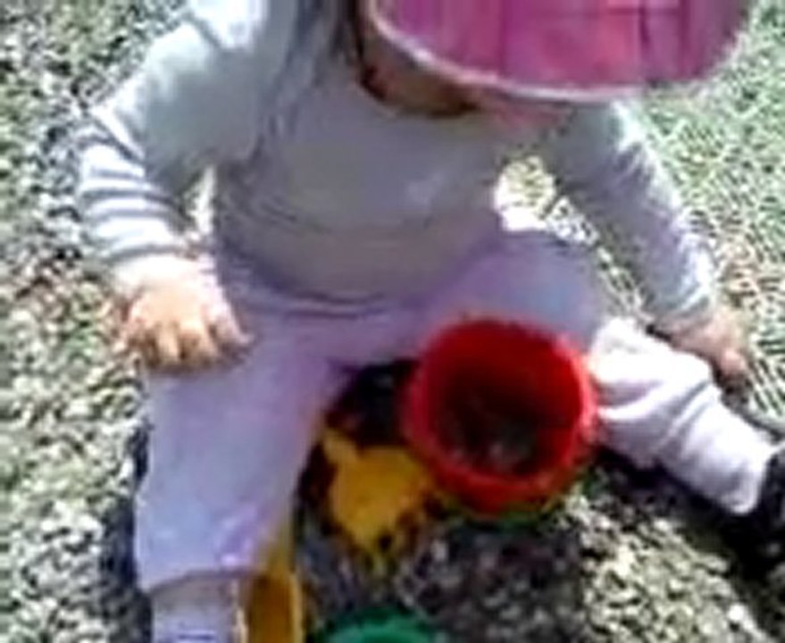 Elisa dans le jardin