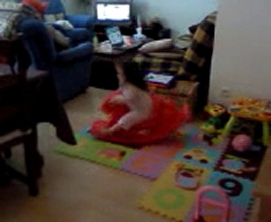 Elisa essaie les chaussons de papa