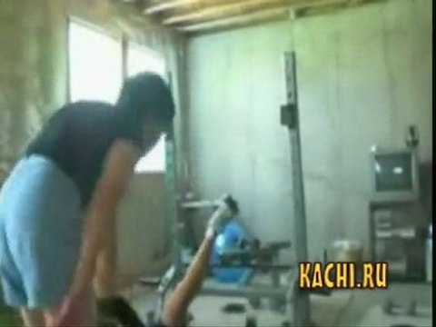 Идиоты в тренажерном зале WWW.KACHI.RU