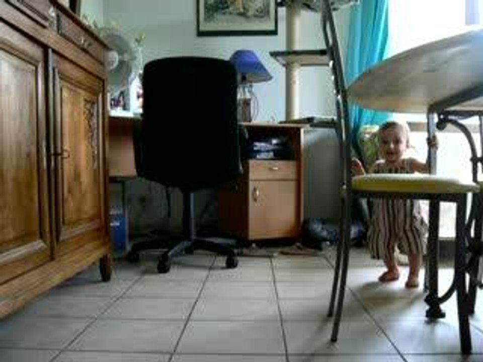 Léo marche avec une main
