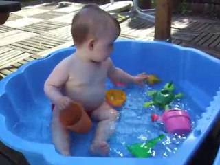 1ere baignade de Isis - 12 mois 1/2