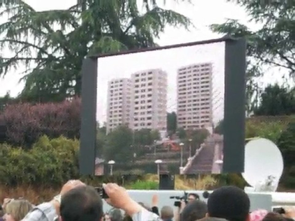 Demolition des 3 tour a la cité des indes le 6 juin 2010