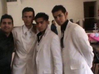 boda gitana el novio con los chicos