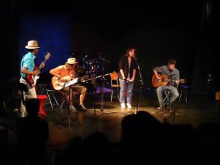 "Jimmy" de Moriarty joué à la guitare à droite par Vincent