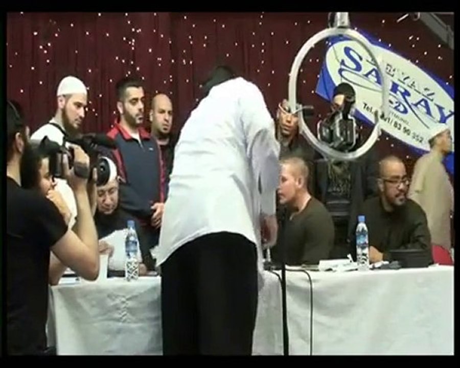 ein Mann und eine Frau zum Islam konvertiert اسلام رجل وامرأ