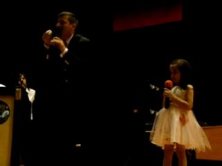 MÜFTÜ MİNİK KIZI İLE AKM DE DÜET YAPTI..ANALARI AĞLATAN DÜET