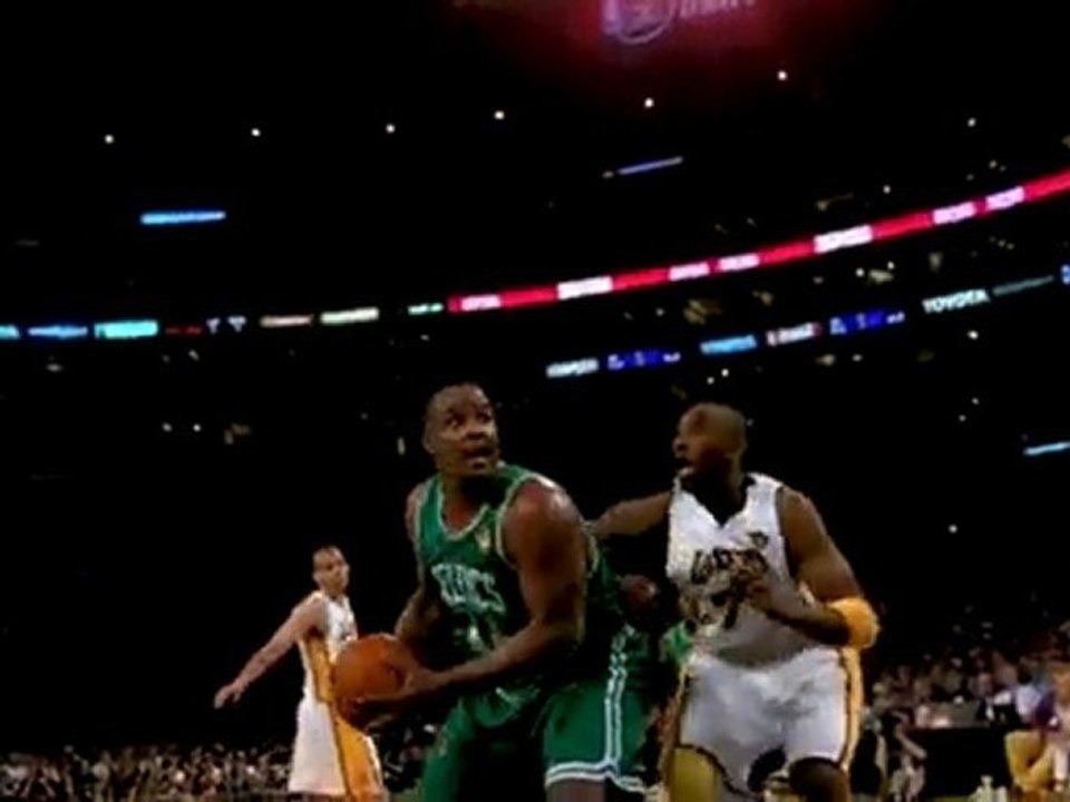 Kevin Garnett finds Glen Davis inside for the dunk.