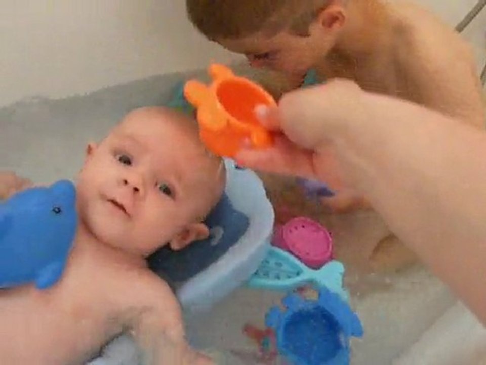 Les bains en famille... c'est du sport!!