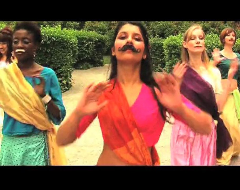 Une moustache de trop