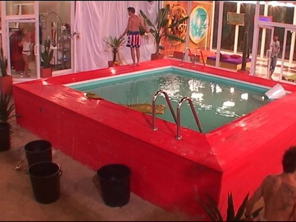 La porte grince. Marie aussi ...