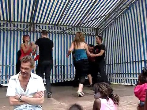Démo de salsa Rueda par le groupe inter de Salsa Caliente