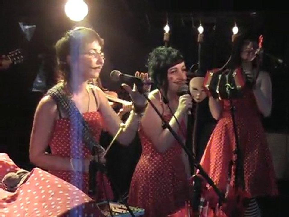 LES SOEURS MOUSTACHE : J'en ai gros sur la  patate