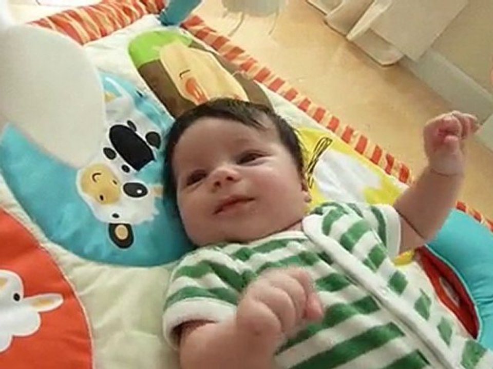 Felix parle au bebe dans le miroir