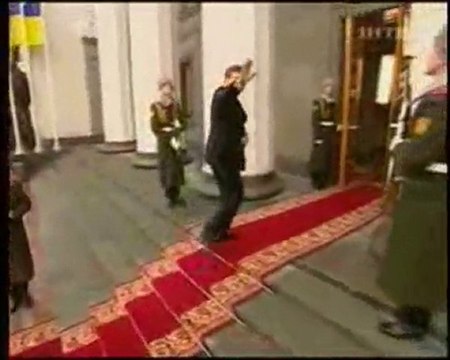 Viktor Ianoukovitch évite l'assaut des portes battantes