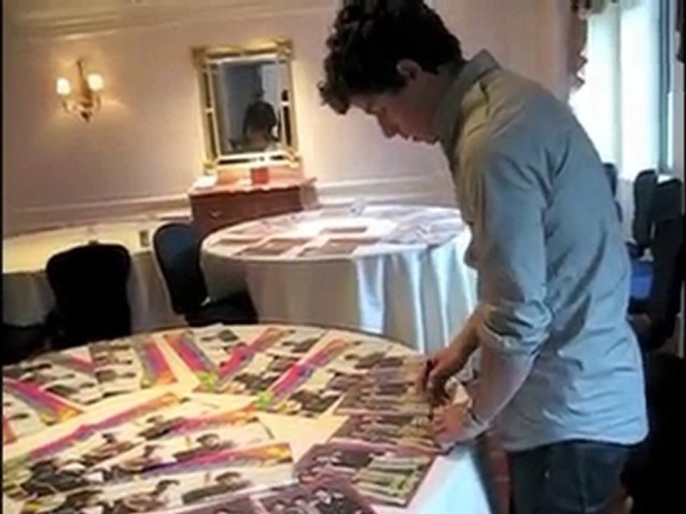 Kevin & Nick firmando autografos para PopStar