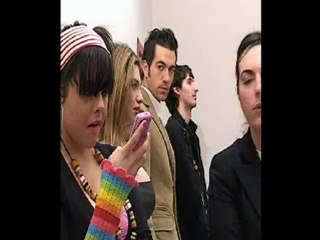 Tiran mas dos tetas que dos carreras