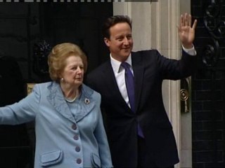 Cameron welcomes Thatcher to Downing Street