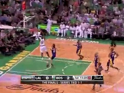 Rajon Rondo throws the alley-oop to Kevin Garnett for the sl