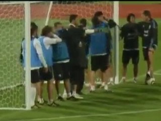 Maradona preso a pallonate