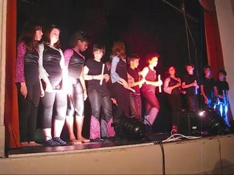 Les élèves de l'institution Sainte Céline chantent Brassens.