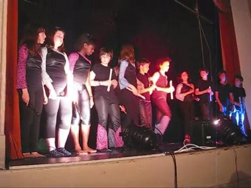 Les élèves de l'institution Sainte Céline chantent Brassens.