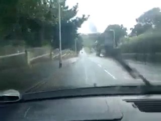 Flaque d'eau devant l'arrêt de bus