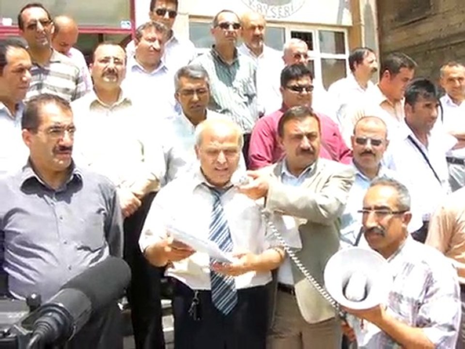 Milli Eğitim Müdürü ve Valiye Kına!