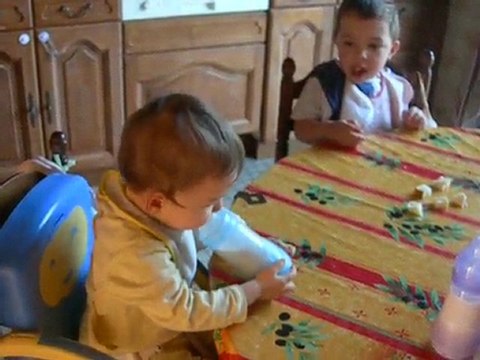 Andréa boit son biberon