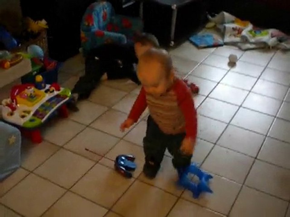 Mathéo et ses essais pour marcher 2