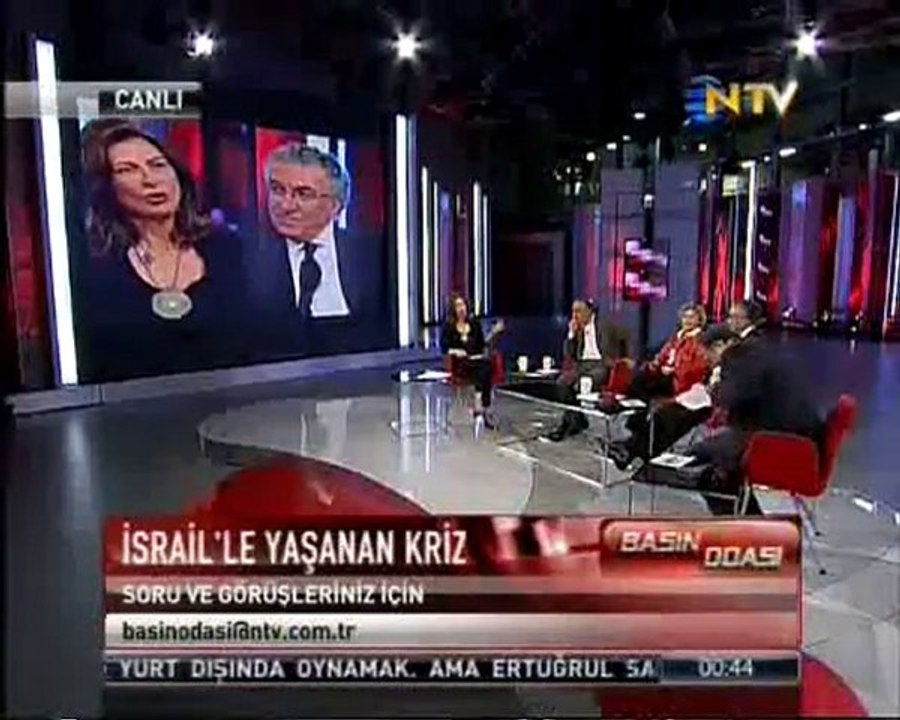 Nuray Mert ve Avni özgürel münakaşa ediyorlar..