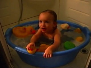 Baby Théa, 1 an et demi et trés éveillée