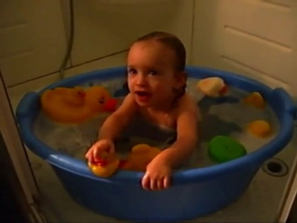 Baby Théa, 1 an et demi et trés éveillée