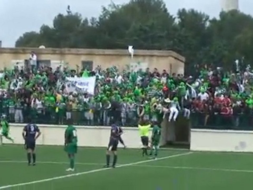 Tifo da finale per una partita da dilettanti