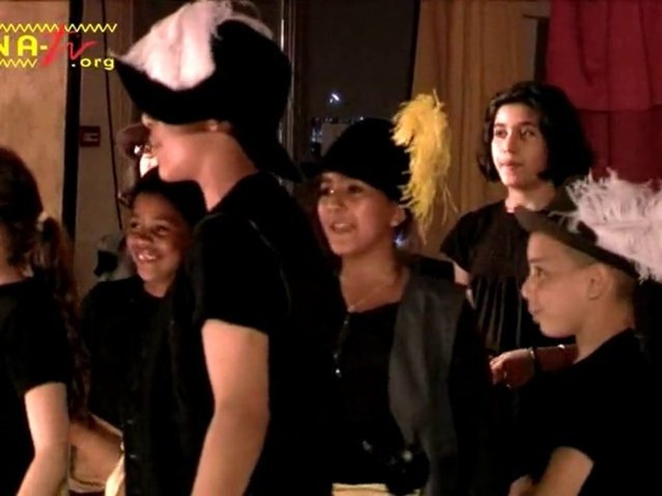 Des jeunes comédiens jouent Cyrano