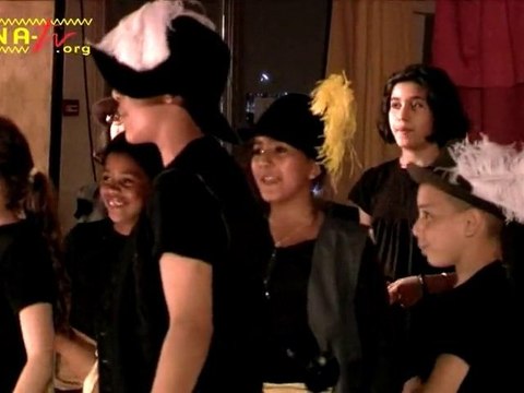 Des jeunes comédiens jouent Cyrano