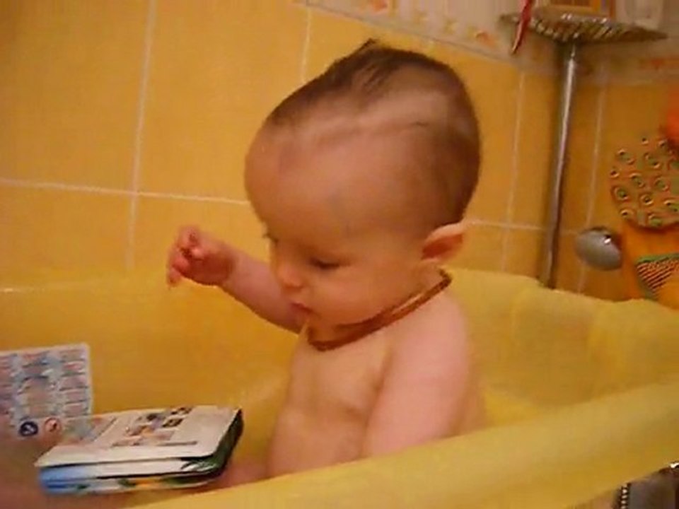 Justine prend son bain le 8 Juin 2010