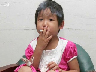 A 3 ans, elle fume et boit des bières
