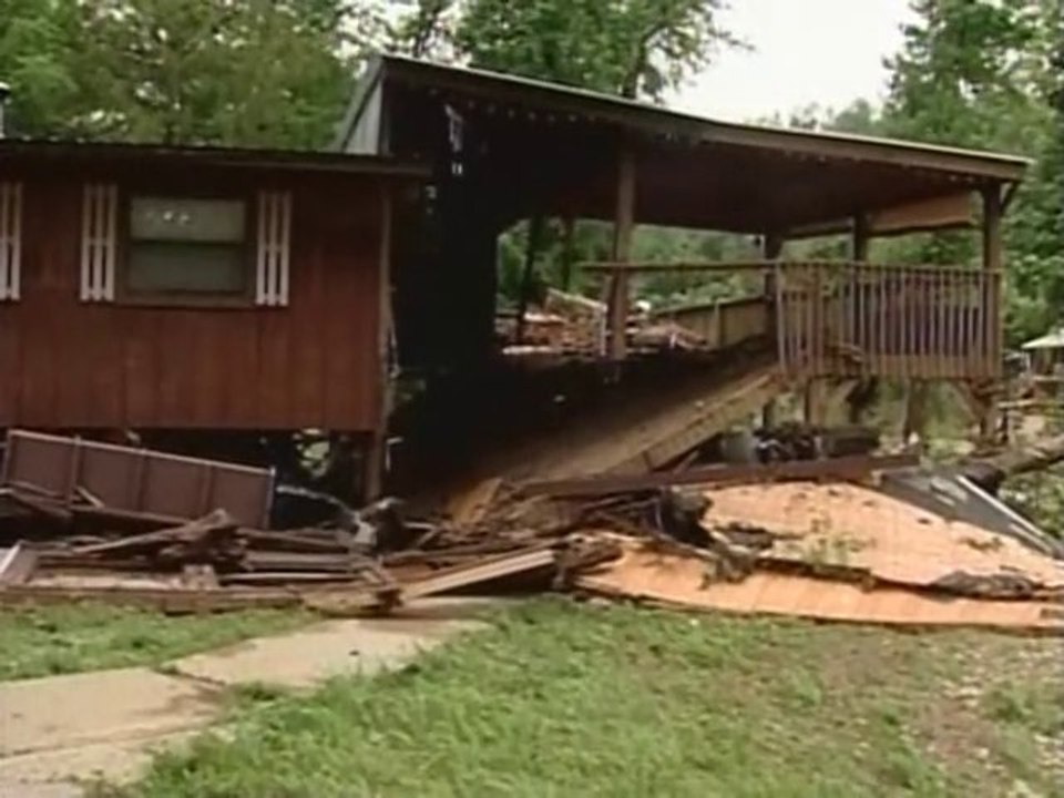 Floods wipe out US campsites, killing at least 16