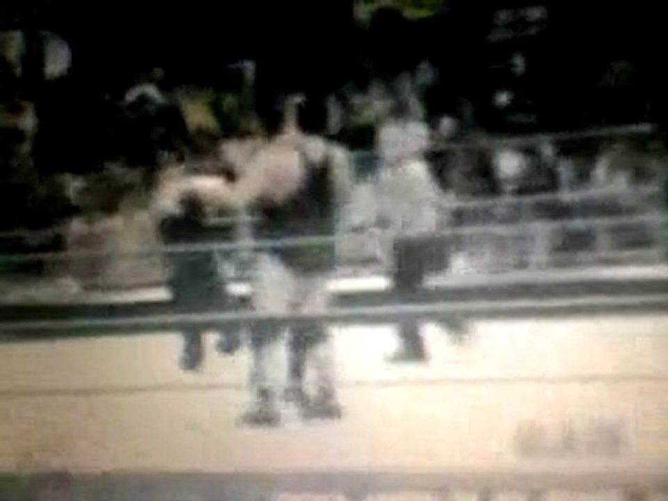 Double chokeslam du big show
