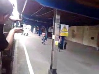 Ruszyła maszyna po szynach ospale