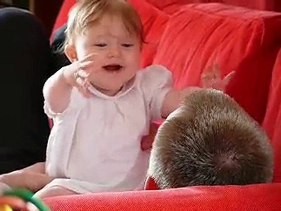 Hélo joue avec son papa gaga!