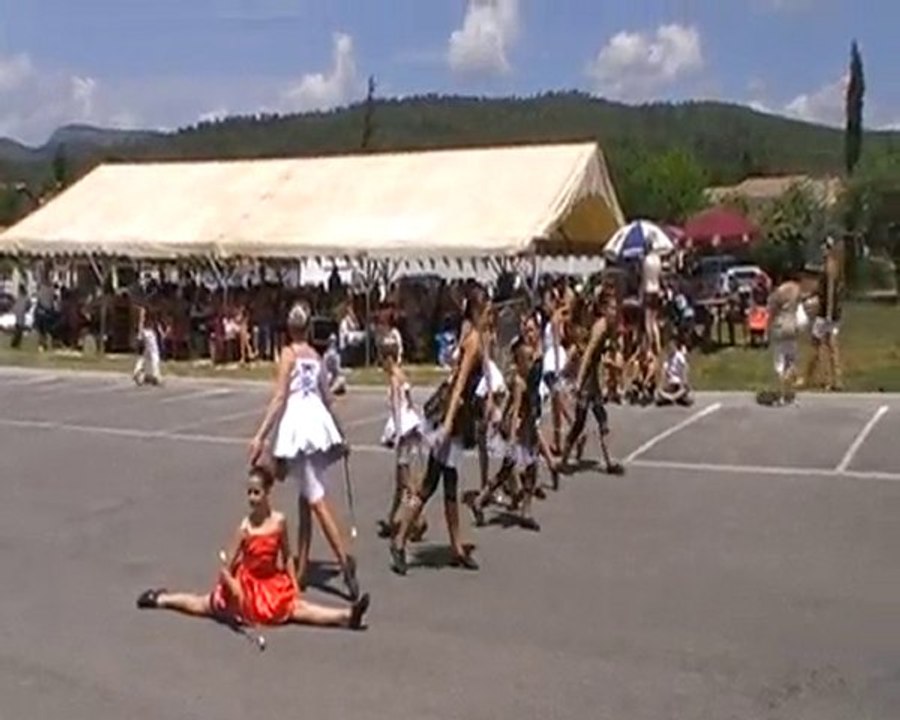 Les batons du castellas 2010 > Danse moyennes