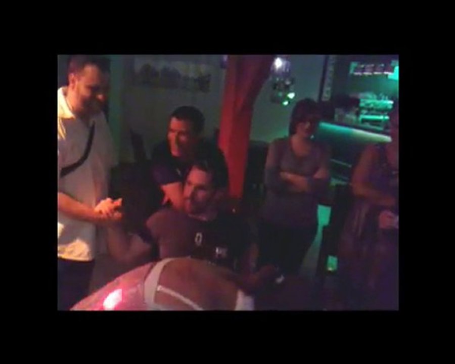 stef se fait épiler à la cire