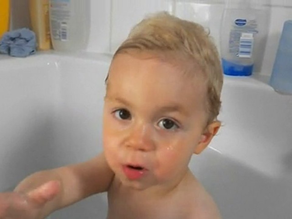 Clément dans le bain qui chante