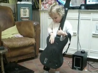 Elina future quitariste, la suite!!