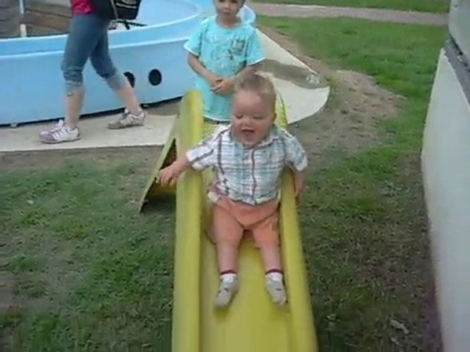 Timéo fait du toboggan