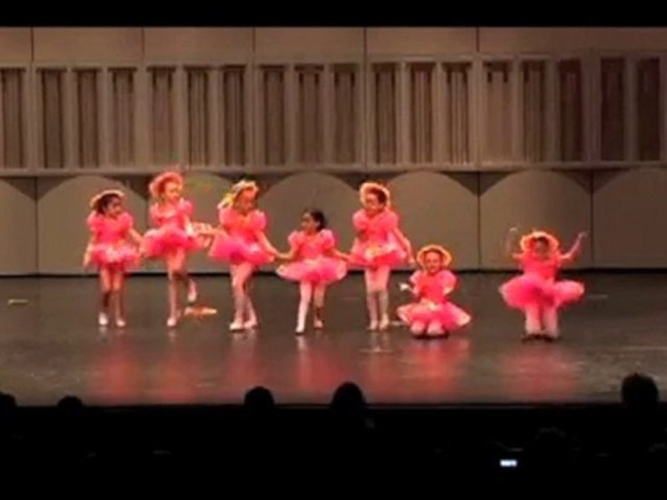 PreBallet Students Dance to Skidamarink