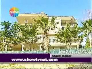 Bahçe duvarını akvaryum yaptı