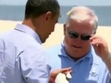 Granita per Obama sulla spiaggia della marea nera